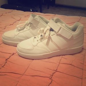 NWOT: White high top sneakers